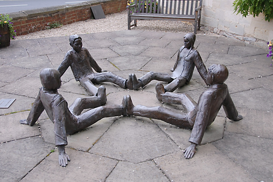 A couple of statues representing seated people.
